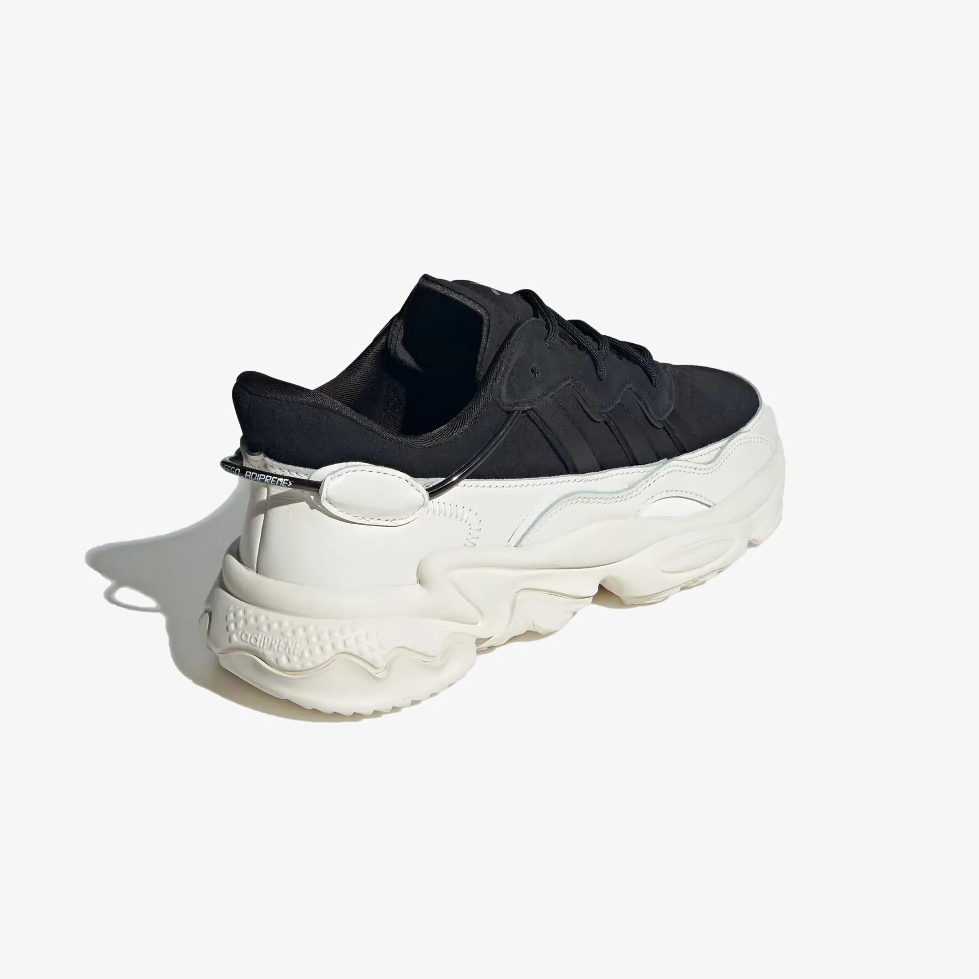 Adidas Originals | OZWEEGO  { CORE BLACK/OFF WHITE