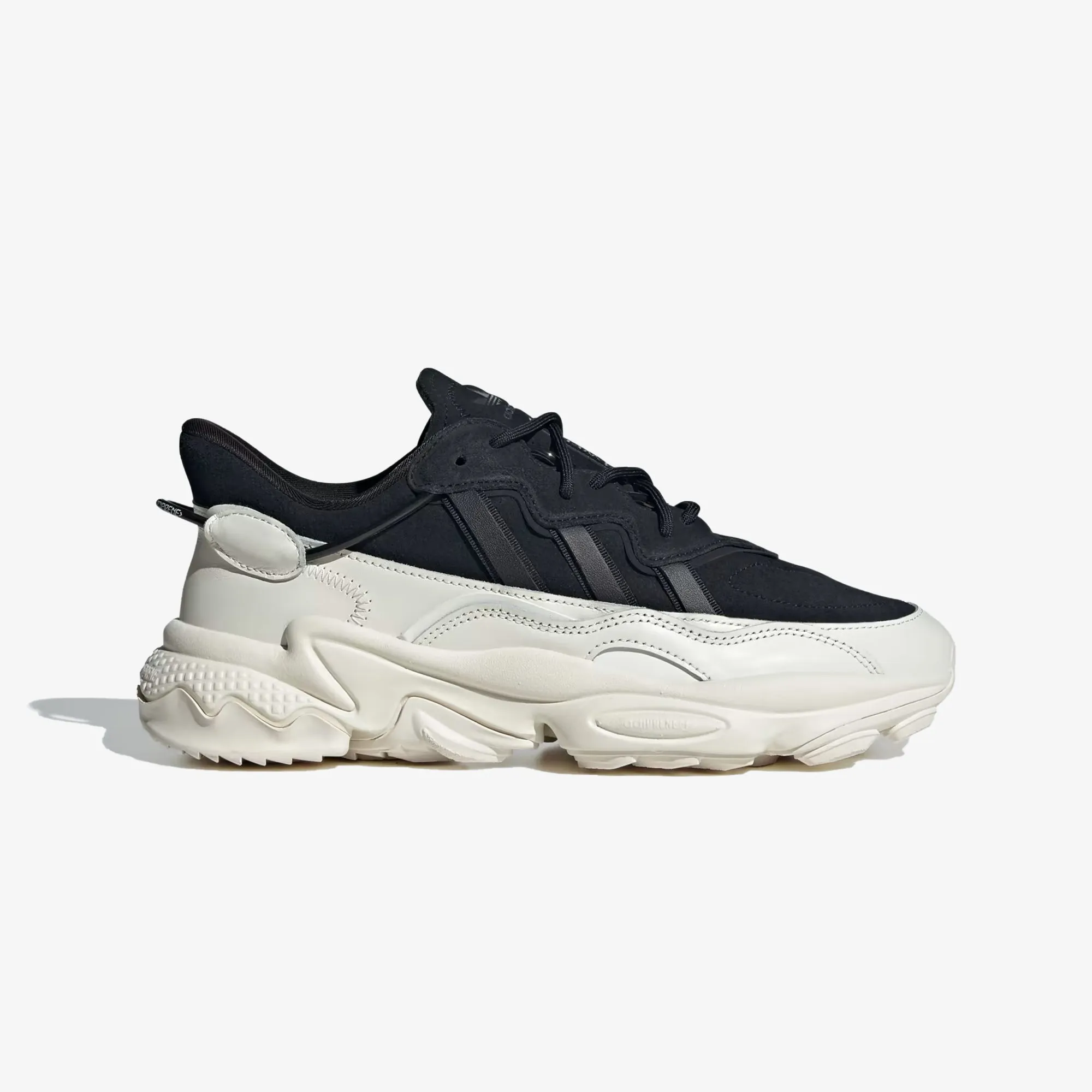 Adidas Originals | OZWEEGO  { CORE BLACK/OFF WHITE