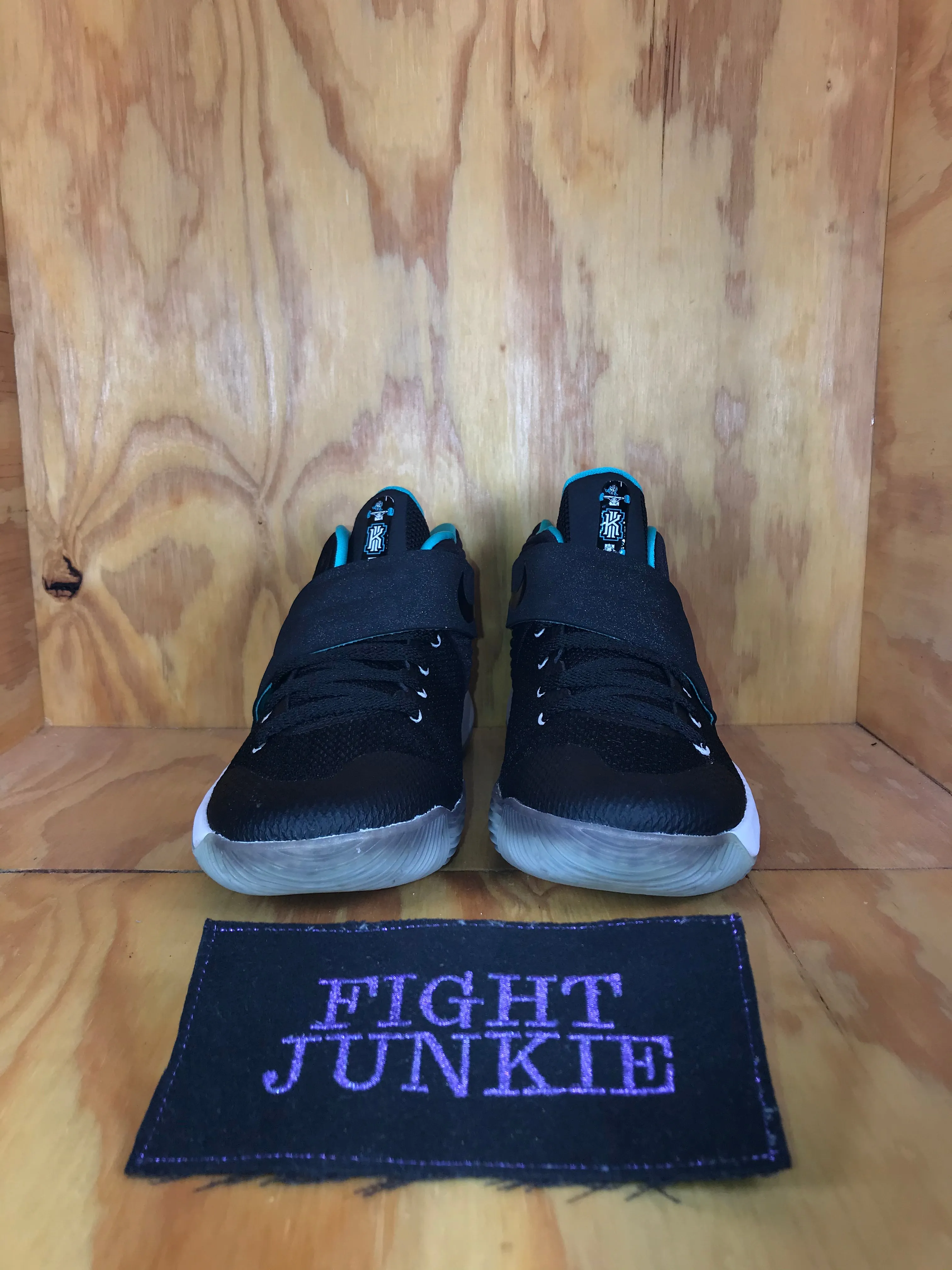 NIKE KYRIE 2 Youth Size 6 Skateboarding Basketball Court Deck