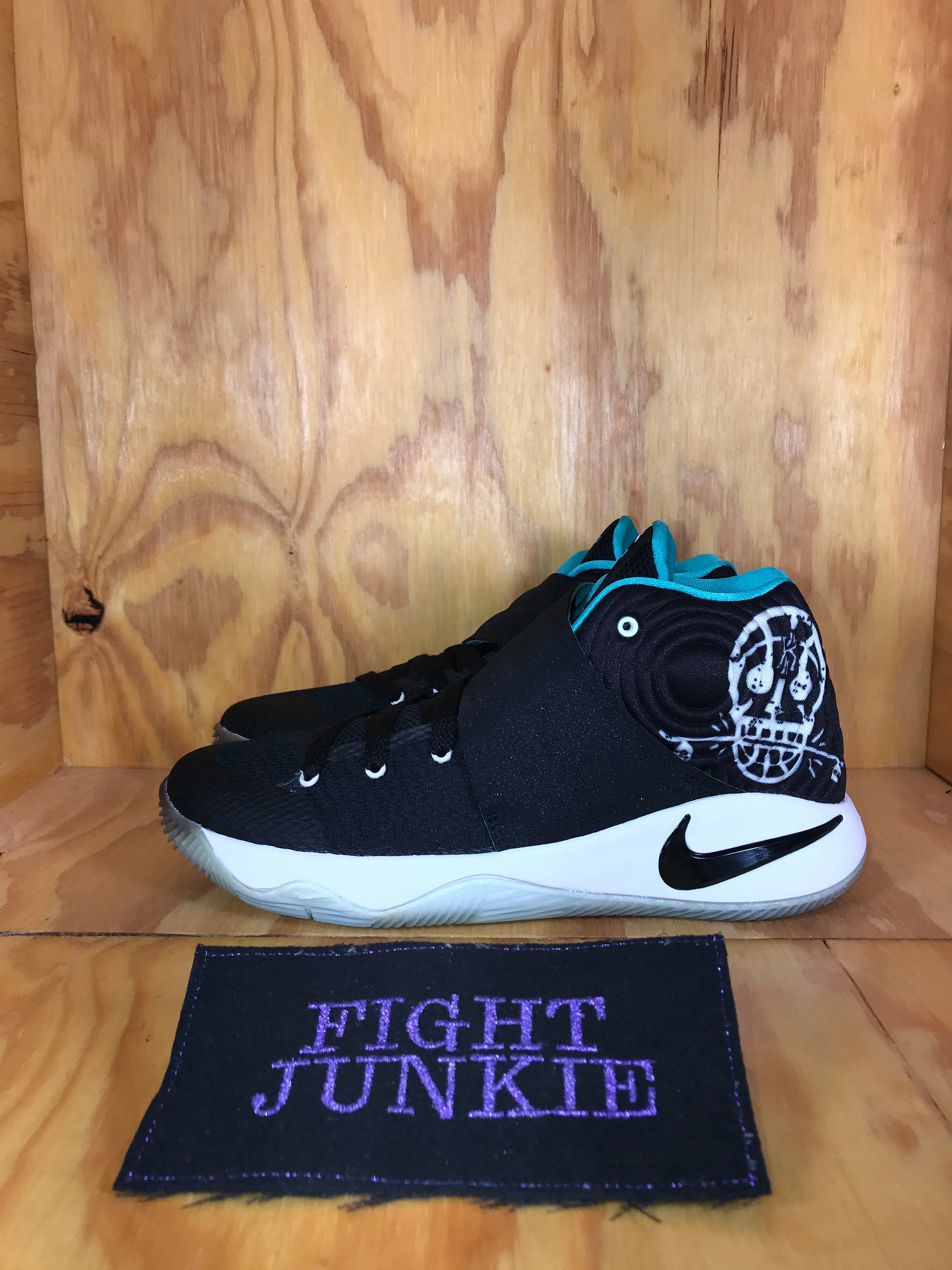 NIKE KYRIE 2 Youth Size 6 Skateboarding Basketball Court Deck