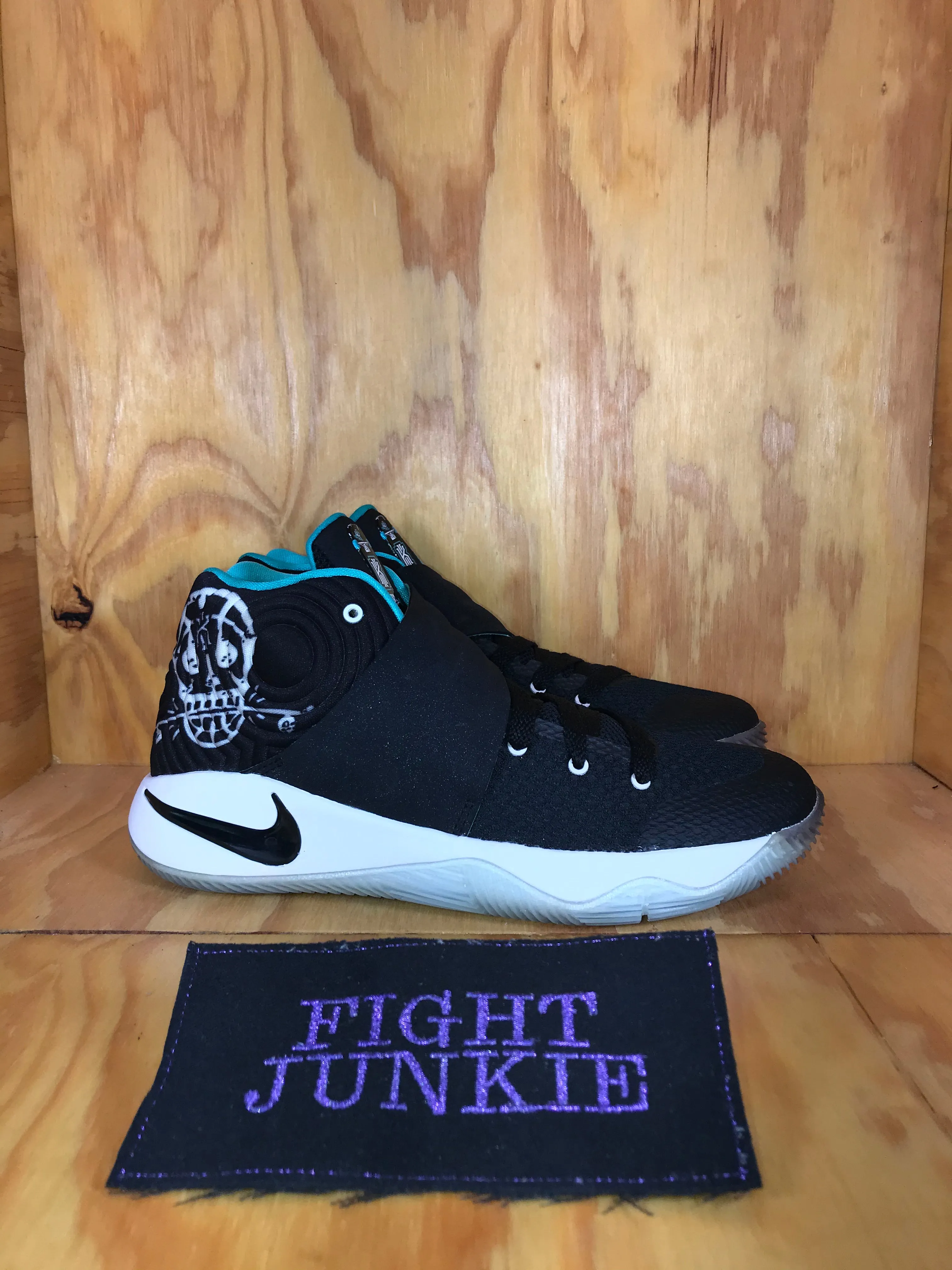 NIKE KYRIE 2 Youth Size 6 Skateboarding Basketball Court Deck