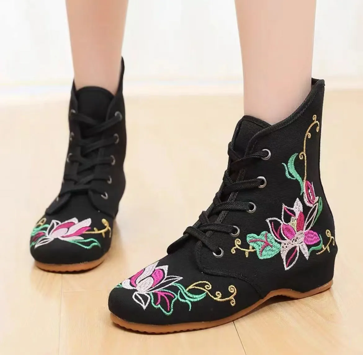 Old Beijing Embroidered Cloth Flower Ethnic Boots